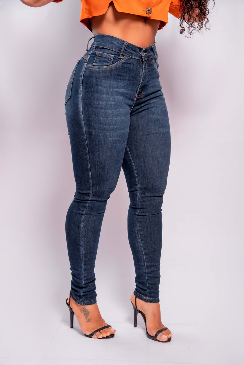 Calça Jeans Feminina Lisa com Detalhe Moderno
