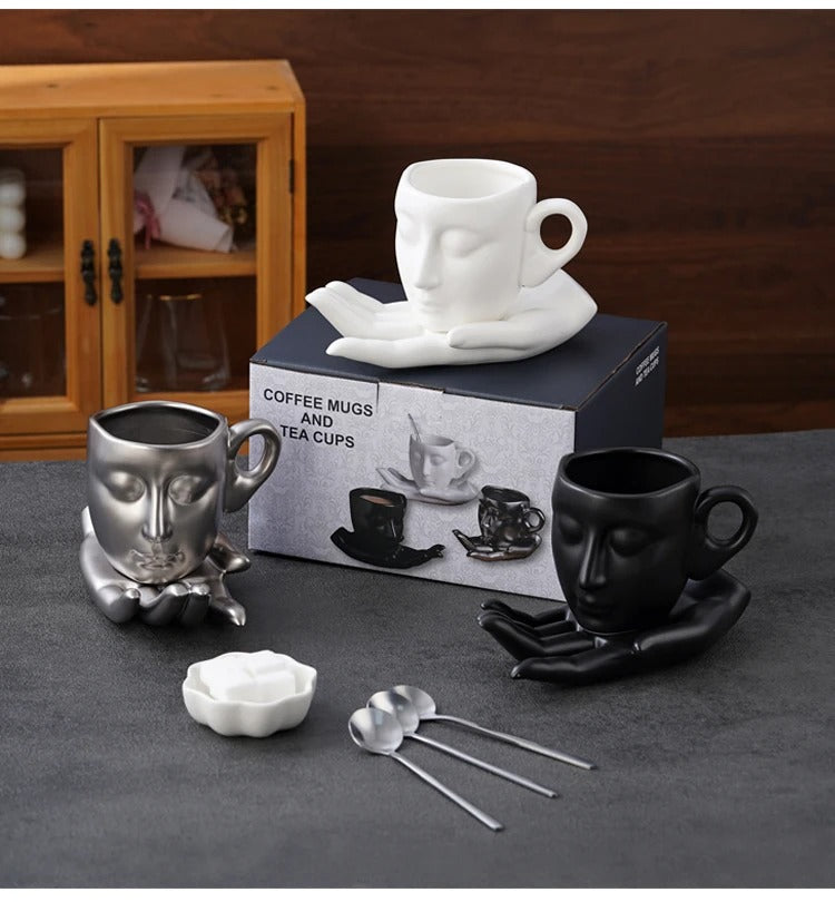 Xícaras e Pires de Café Personalizados em Formas de Mão e Rosto