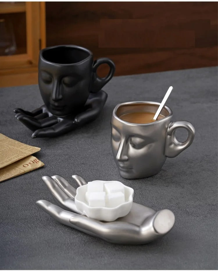 Xícaras e Pires de Café Personalizados em Formas de Mão e Rosto