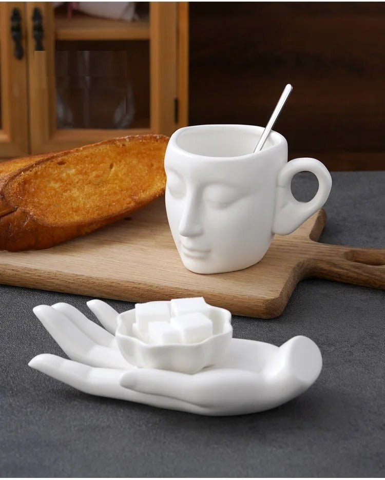 Xícaras e Pires de Café Personalizados em Formas de Mão e Rosto