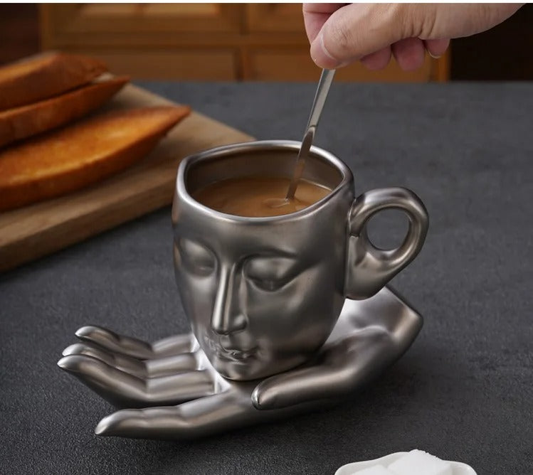 Xícaras e Pires de Café Personalizados em Formas de Mão e Rosto