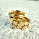 Kit de 2 Alianças de Casamento Moeda Antiga Banhadas a Ouro 18k, adornadas com um Coração Vazado e Batimentos Cardíacos Dourados
