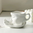 ☕ Caneca Cerâmica Artística Casal – Rosto se Beijando com Bandeja | Design Europeu