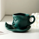 ☕ Caneca Cerâmica Artística Casal – Rosto se Beijando com Bandeja | Design Europeu