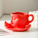 ☕ Caneca Cerâmica Artística Casal – Rosto se Beijando com Bandeja | Design Europeu