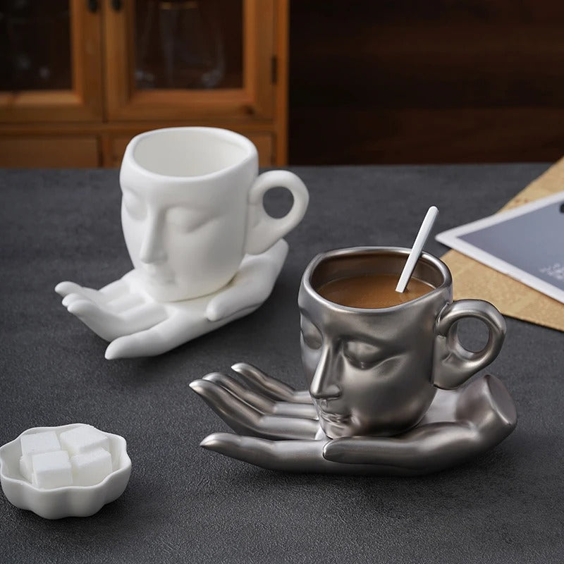 Xícaras e Pires de Café Personalizados em Formas de Mão e Rosto