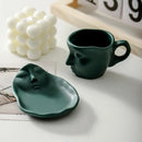 ☕ Caneca Cerâmica Artística Casal – Rosto se Beijando com Bandeja | Design Europeu