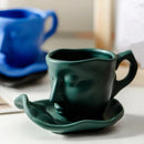 ☕ Caneca Cerâmica Artística Casal – Rosto se Beijando com Bandeja | Design Europeu
