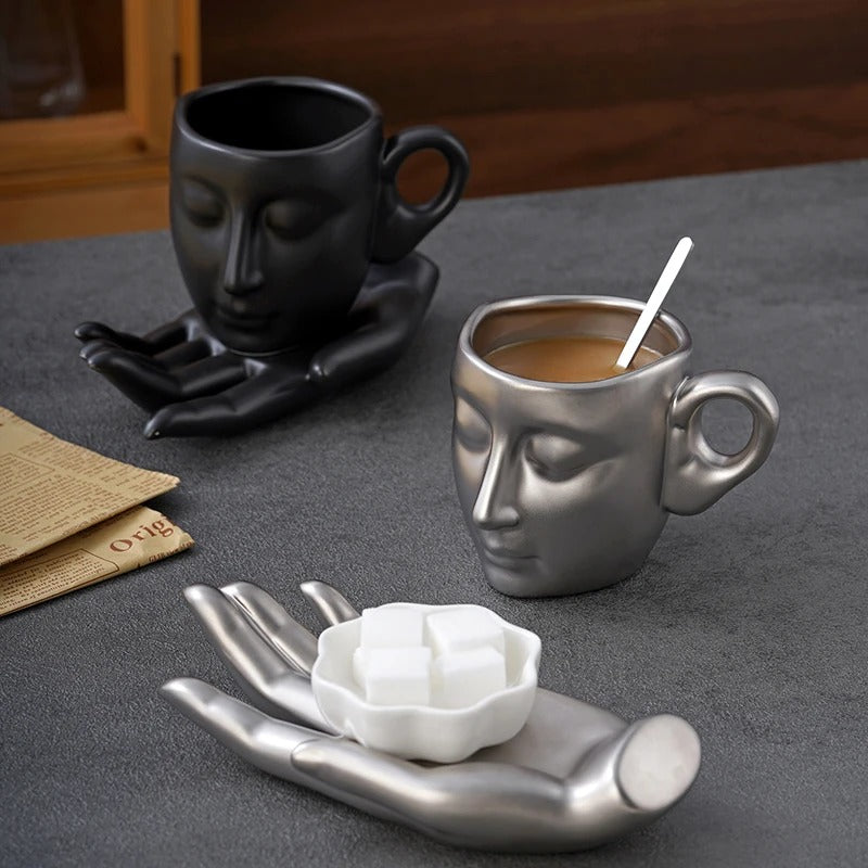 Xícaras e Pires de Café Personalizados em Formas de Mão e Rosto