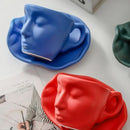 ☕ Caneca Cerâmica Artística Casal – Rosto se Beijando com Bandeja | Design Europeu