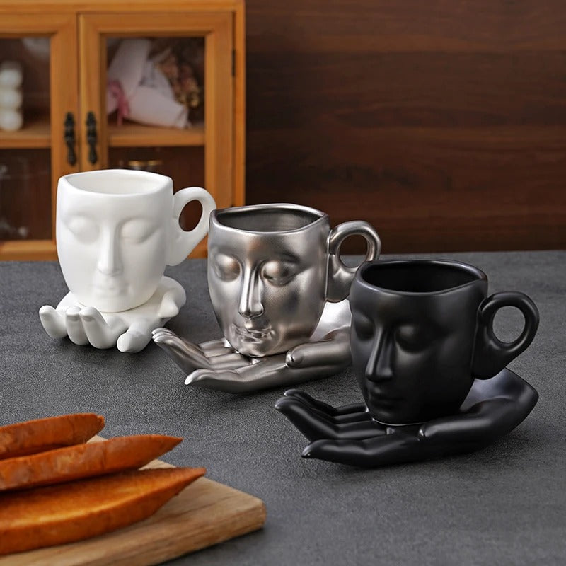 Xícaras e Pires de Café Personalizados em Formas de Mão e Rosto