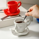 ☕ Caneca Cerâmica Artística Casal – Rosto se Beijando com Bandeja | Design Europeu