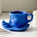 ☕ Caneca Cerâmica Artística Casal – Rosto se Beijando com Bandeja | Design Europeu