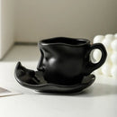 ☕ Caneca Cerâmica Artística Casal – Rosto se Beijando com Bandeja | Design Europeu