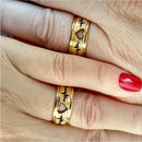Kit de 2 Alianças de Casamento Moeda Antiga Banhadas a Ouro 18k, adornadas com um Coração Vazado e Batimentos Cardíacos Dourados