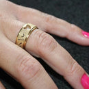 Kit de 2 Alianças de Casamento Moeda Antiga Banhadas a Ouro 18k, adornadas com um Coração Vazado e Batimentos Cardíacos Dourados