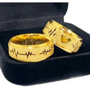 Kit de 2 Alianças de Casamento Moeda Antiga Banhadas a Ouro 18k, adornadas com um Coração Vazado e Batimentos Cardíacos Dourados