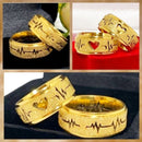 Kit de 2 Alianças de Casamento Moeda Antiga Banhadas a Ouro 18k, adornadas com um Coração Vazado e Batimentos Cardíacos Dourados